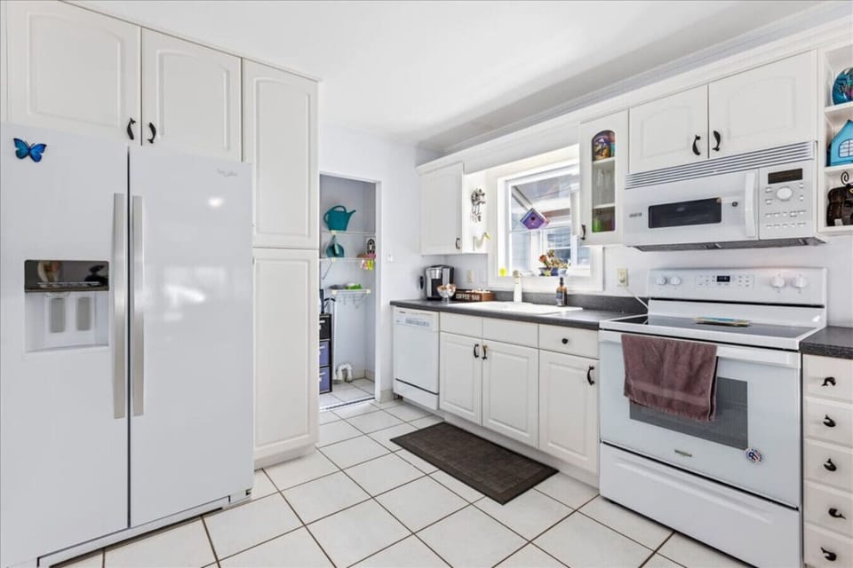 Fully equipped kitchen, waiting for you to make the best homemade meal!
