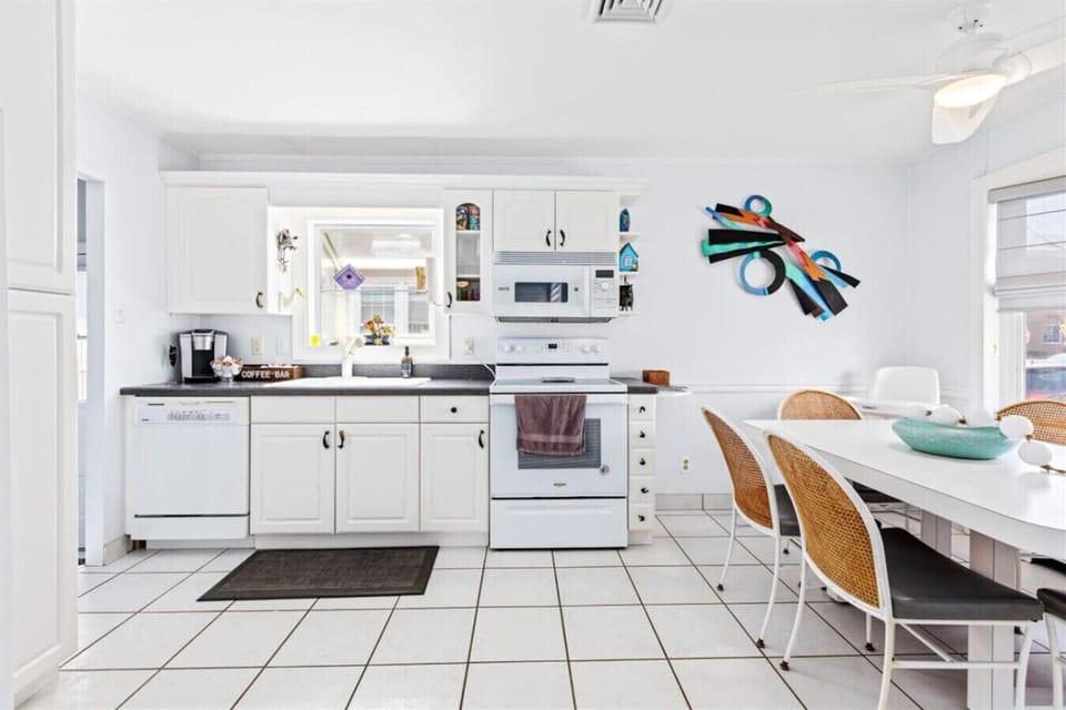 Fully equipped kitchen, waiting for you to make the best homemade meal!