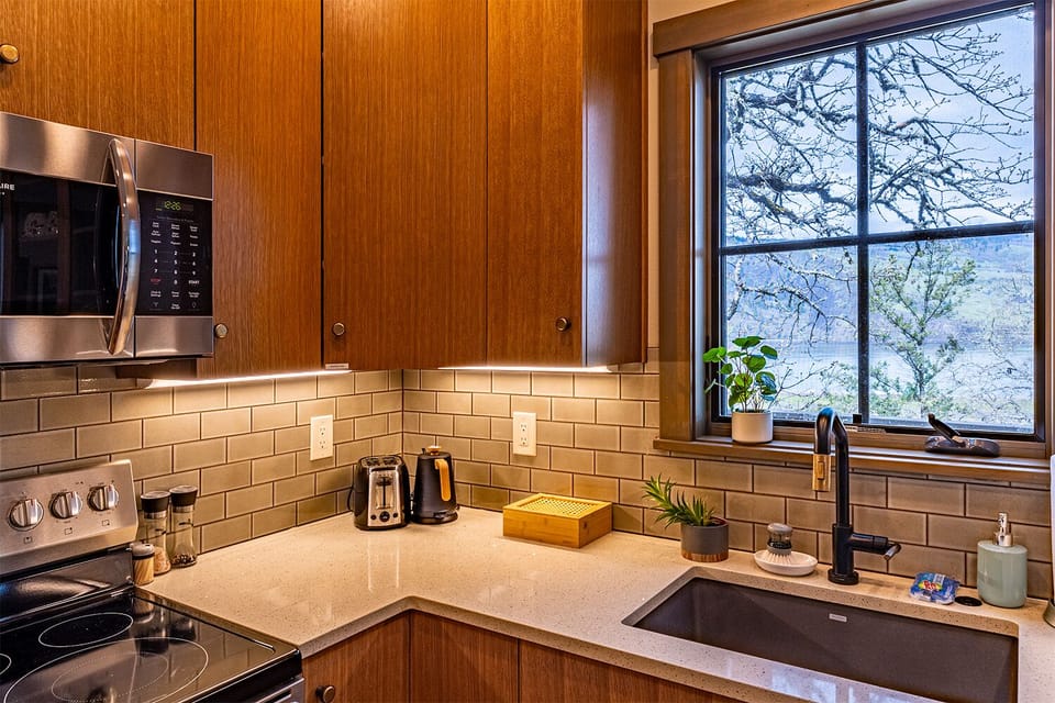 Kitchen amenities; oven, dishwasher, microwave, auto coffee maker, toaster 