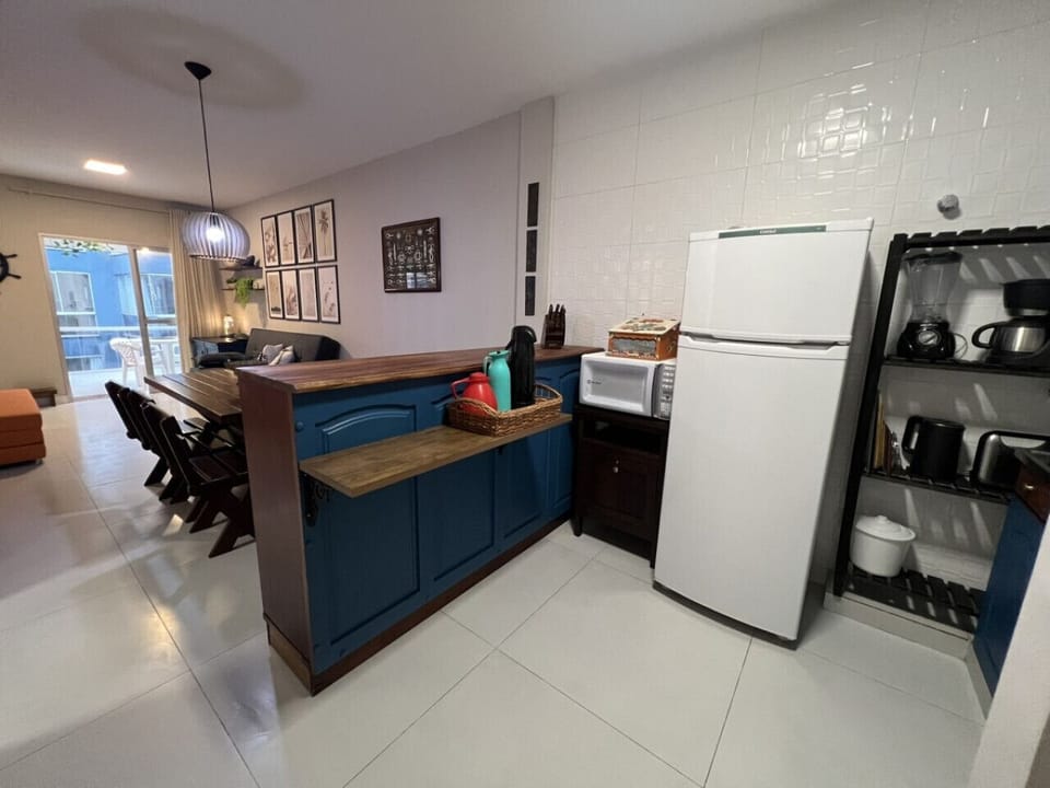 Cozinha completa integrada à sala e varanda — prepare suas refeições e economize