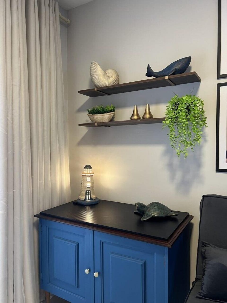 Sala decorada com balcão e prateleiras — ambiente acolhedor e reformado