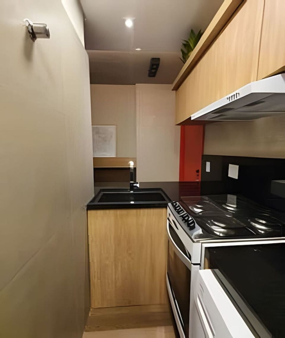 Cozinha com fogão, forno e exaustor