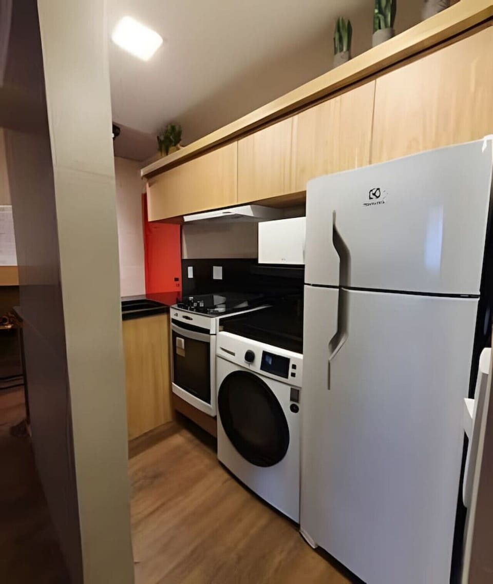 Cozinha equipada com lava e seca inclusa