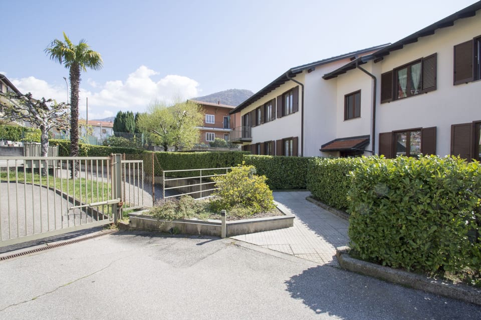 The accommodation is located a stone's throw from the lake in a quiet residential area.