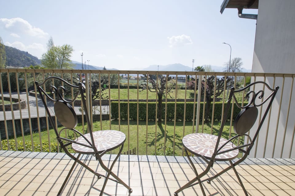 Balcony well exposed to the sun, perfect for enjoying excellent coffee.