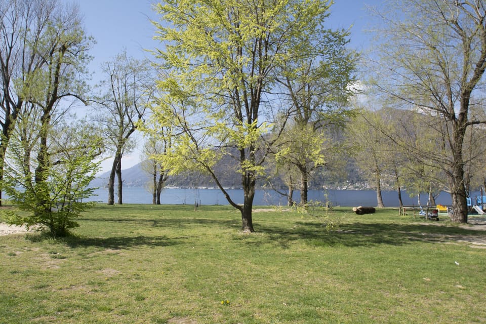 Giona Park, located just a short walk from the accommodation, is the ideal place for a relaxing walk, surrounded by greenery and with beautiful views of the lake.