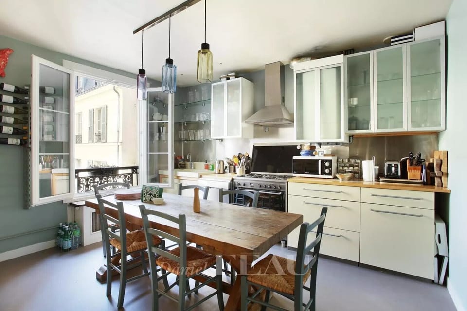 Eat-in kitchen with view to inner courtyard