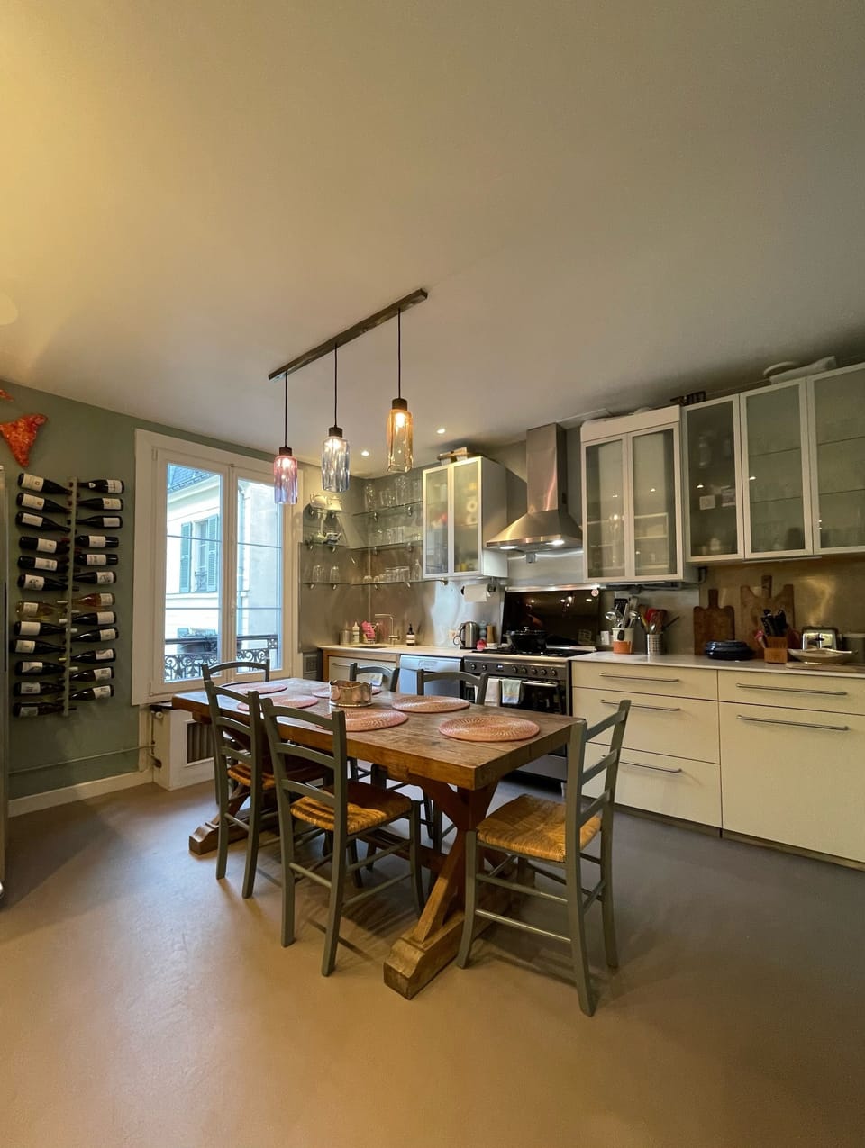 Fully equipped eat-in kitchen