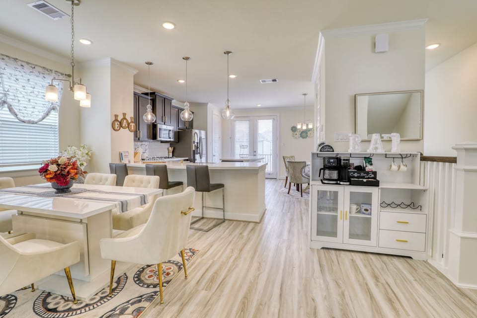 Luxurious and fully furnished kitchen and dining room