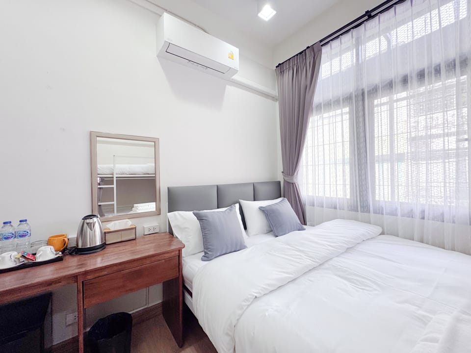 Family Room with Private Bathroom | Soundproofing, free WiFi, bed sheets
