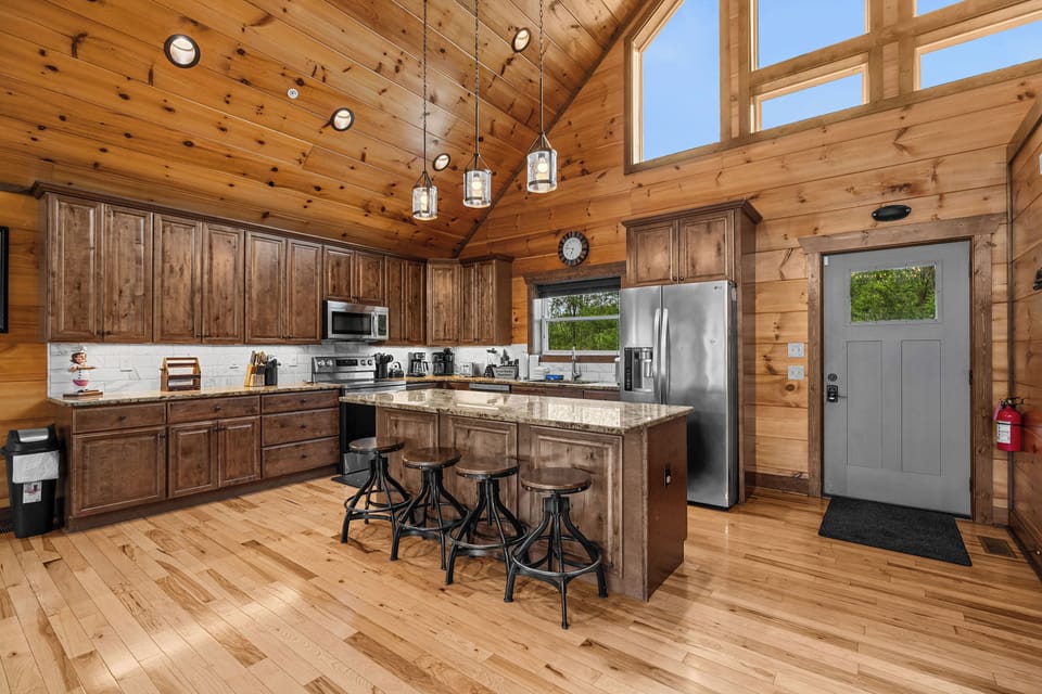 Fully equipped kitchen - dinner/silver/bake/cook-ware provided.