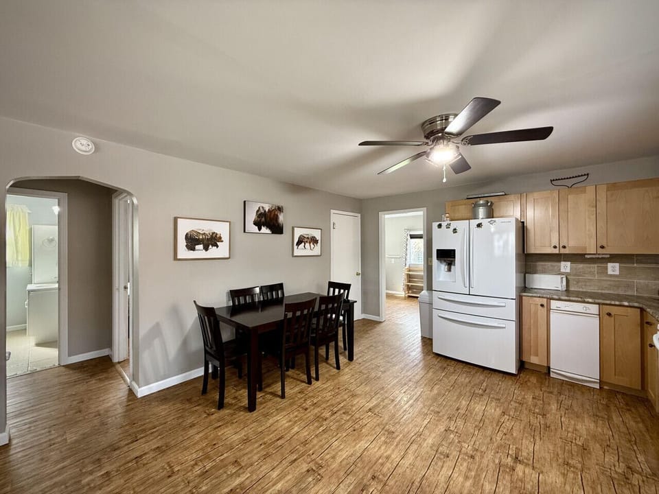 Enjoy eating-in at this large table with seating for 6.