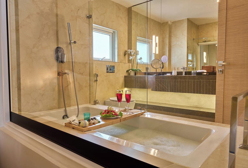 Premier Suite | Deep soaking bathtub