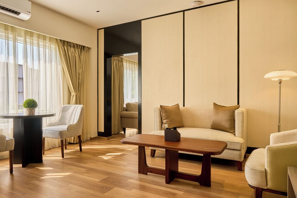 Premier Suite | Living area | TV