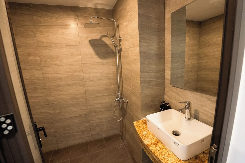 Luxury Room, City View | Bathroom | Shower, rainfall showerhead, free toiletries, hair dryer
