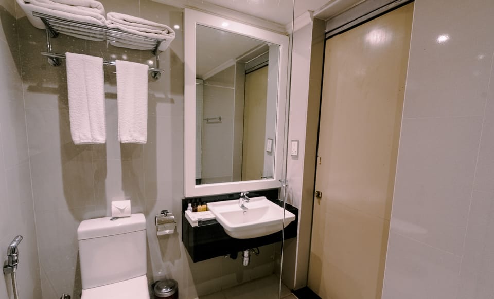 Deluxe Double or Twin Room, Balcony, Beach View | Bathroom | Soap, shampoo, toilet paper