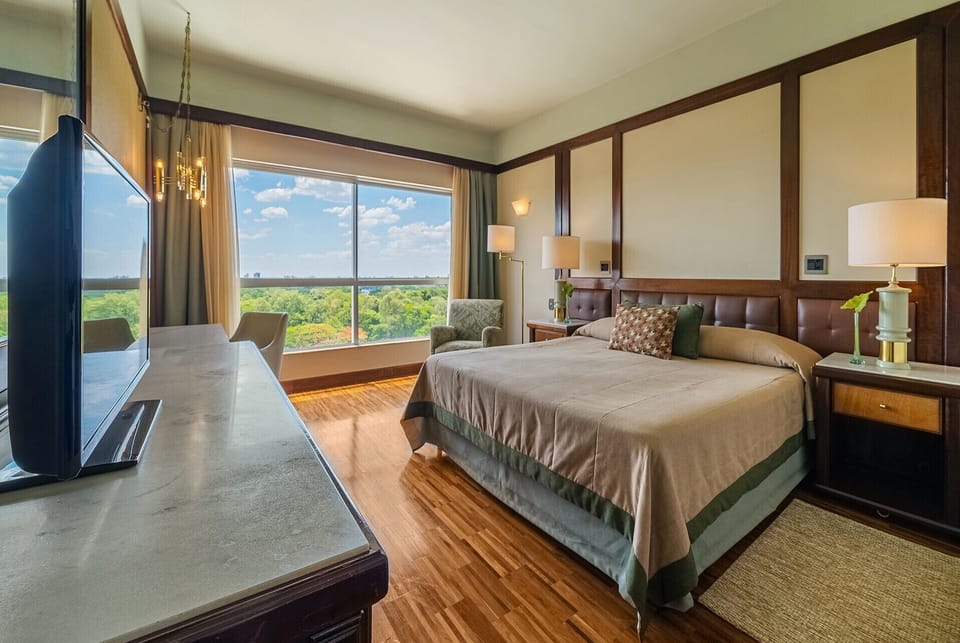 Premier Double Room, 1 Queen Bed | Hypo-allergenic bedding, minibar, in-room safe, blackout drapes