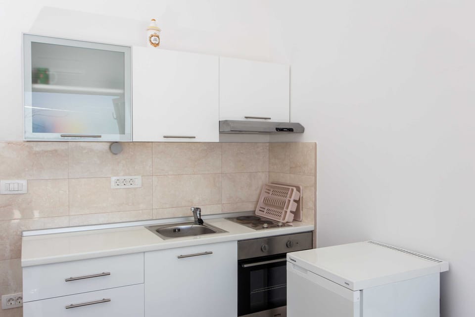 Studio (Superior Studio Apartment with Terrac) | Private kitchen | Fridge