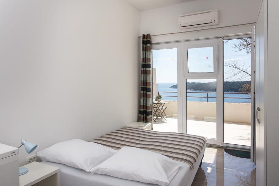 Studio (Superior Studio Apartment with Terrac) | Cribs/infant beds