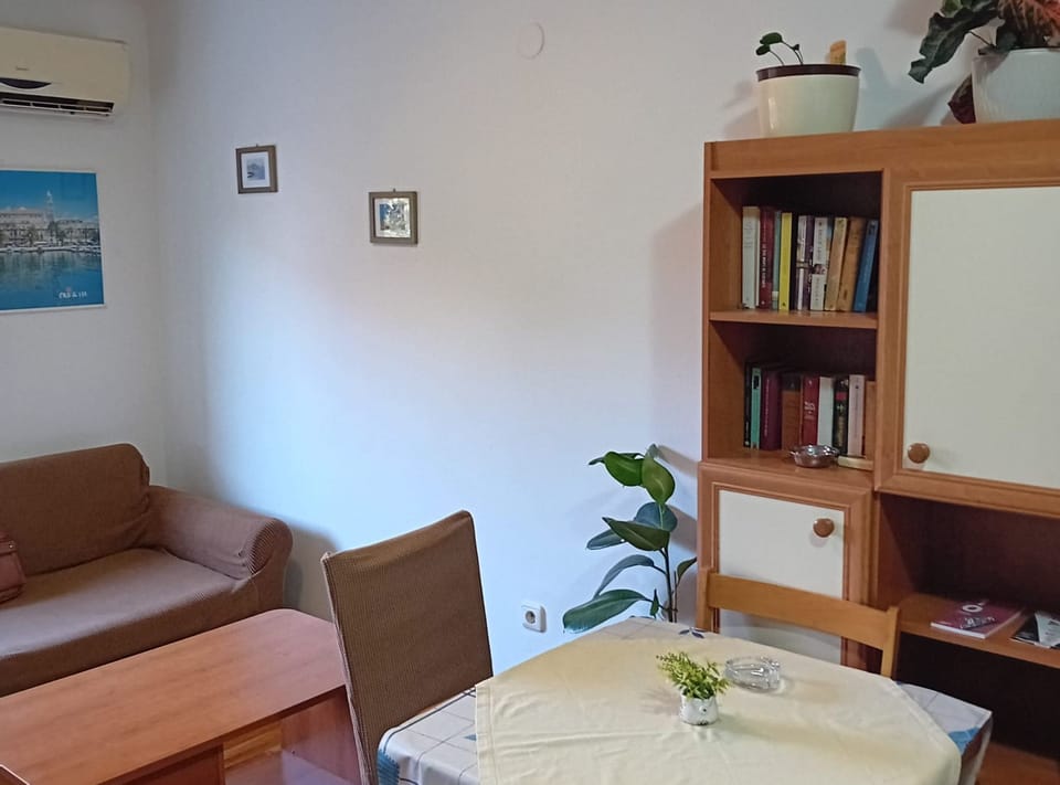 Studio (Apartments Petrova) | Living room | 32-inch flat-screen TV with cable channels