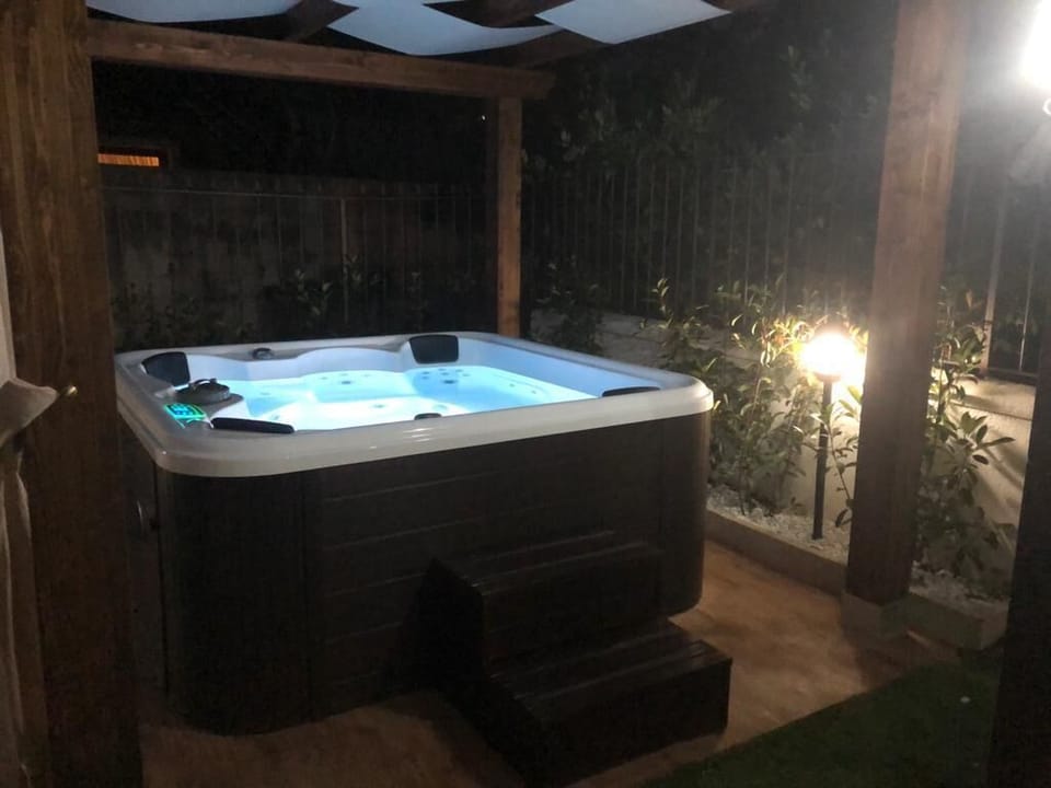 Outdoor spa tub