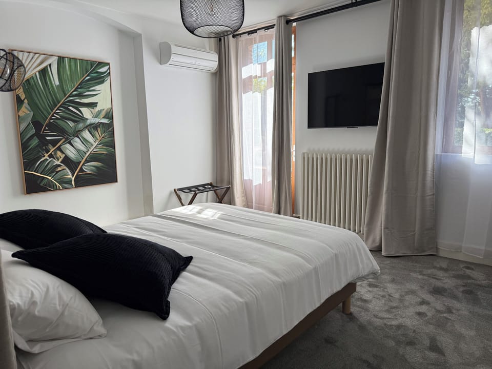 Comfort Double Room, Mobility Accessible, Park View | In-room safe, desk, laptop workspace, blackout drapes