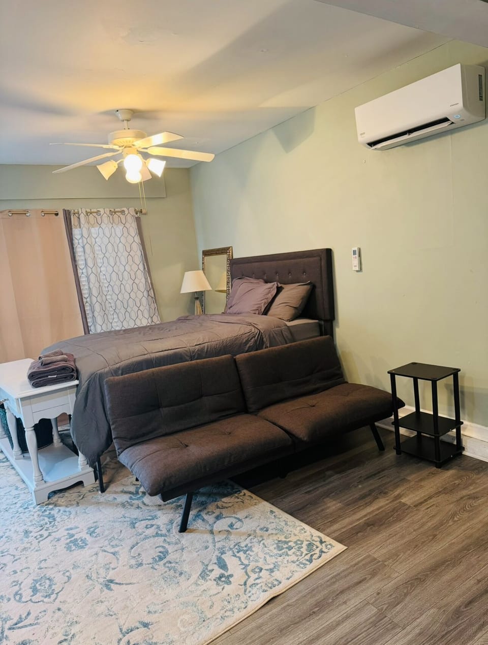- Private AC/heat unit.
 - Queen bed 
-Cozy futon 