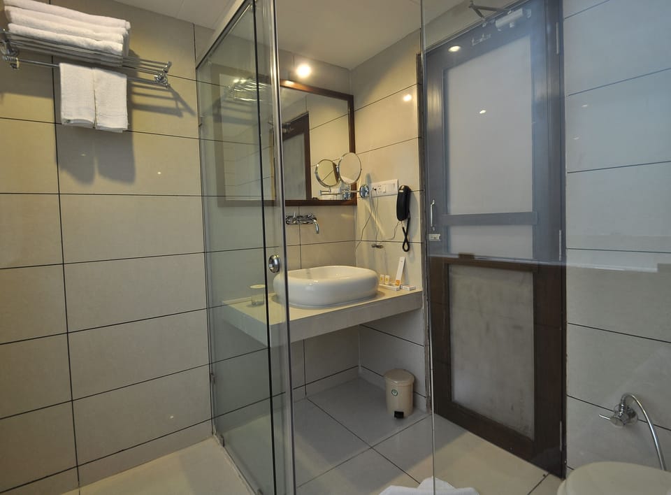 Suite | Bathroom | Shower, free toiletries, hair dryer, slippers