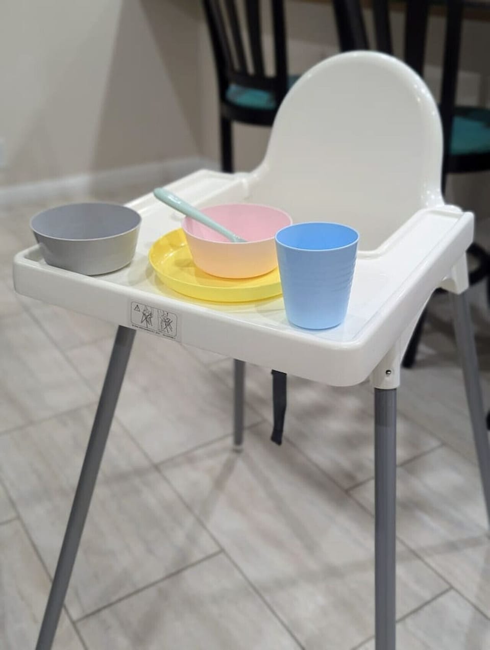 High chair with tray and colorful kid bowls included — toddler mealtimes covered from day one, no packing required.