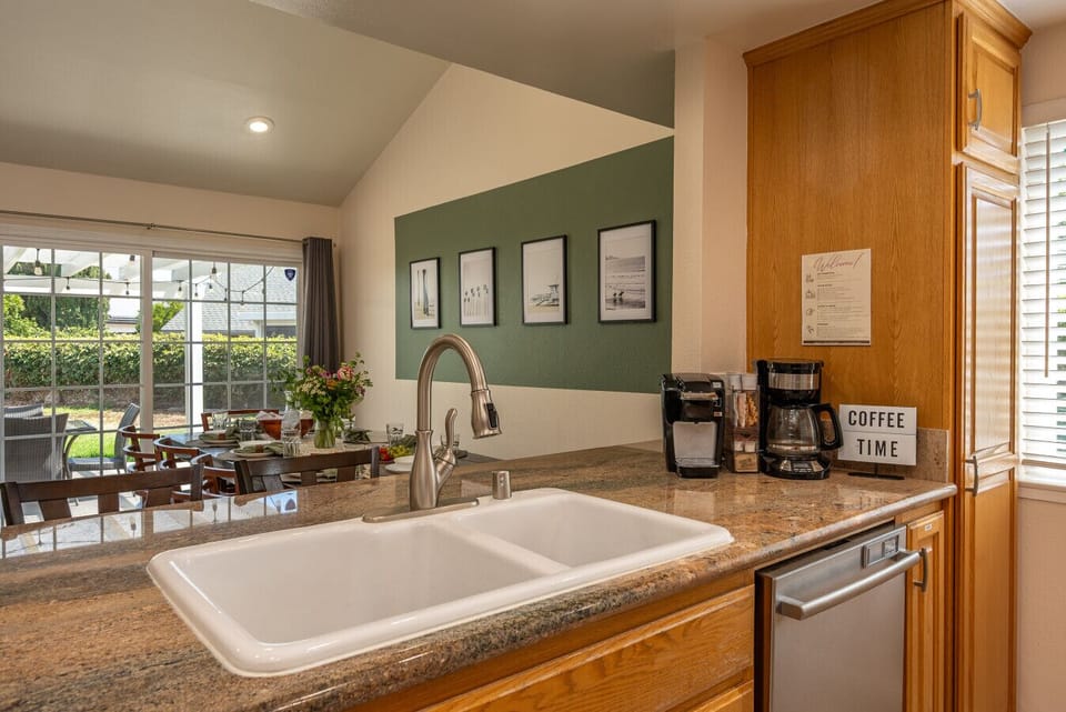 Morning coffee with a backyard view—this kitchen setup makes every start feel special.