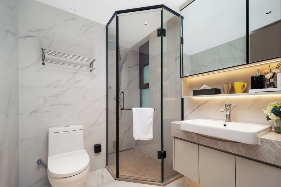 Family Studio Suite | Bathroom | Shower, hair dryer, slippers, shampoo