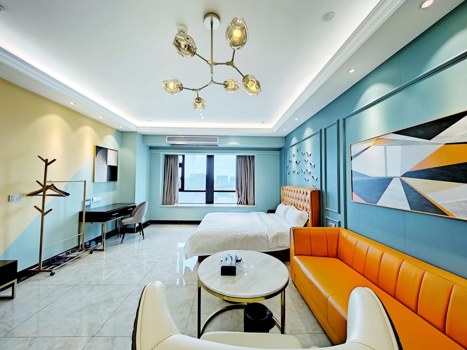 Comfort Room | Premium bedding, pillowtop beds, desk, WiFi (free)