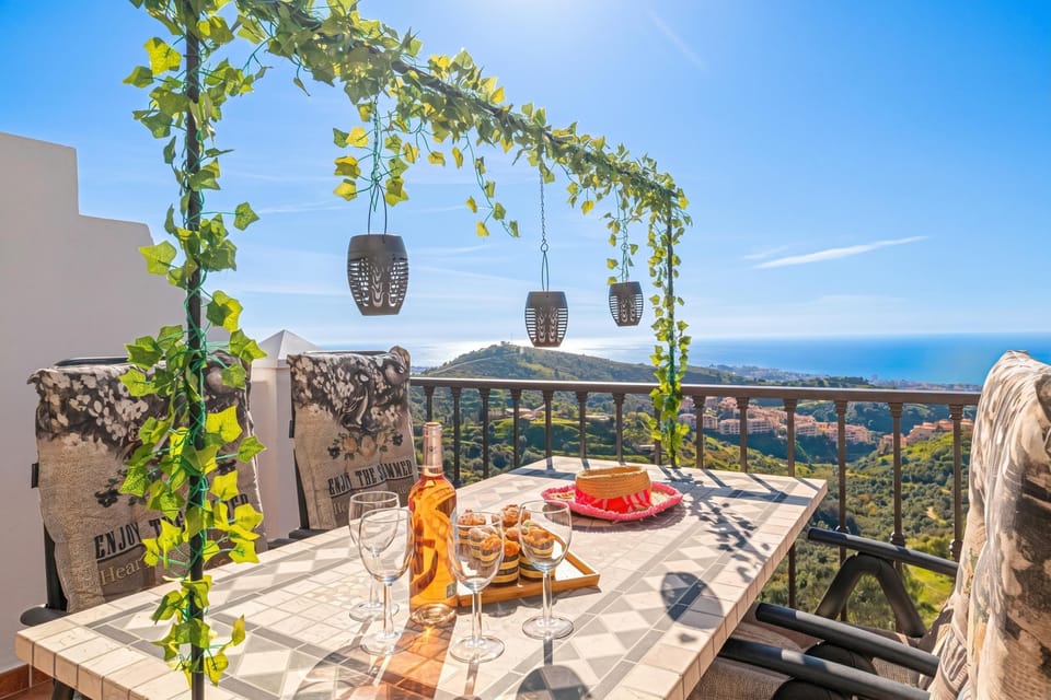 Honeymoon Penthouse, 2 Bedrooms, 2 Bathrooms, Mountainside (Calahonda Palmeras Best Views) | Outdoor dining