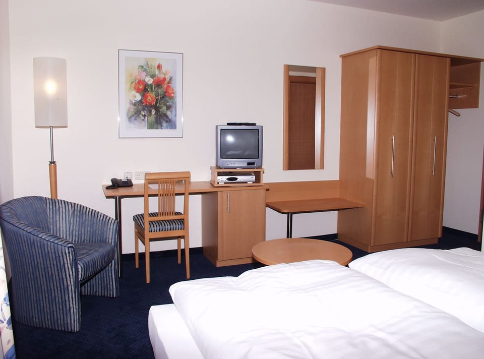 Standard Double Room, 1 Bedroom, Non Smoking | In-room safe, desk, cribs/infant beds, rollaway beds
