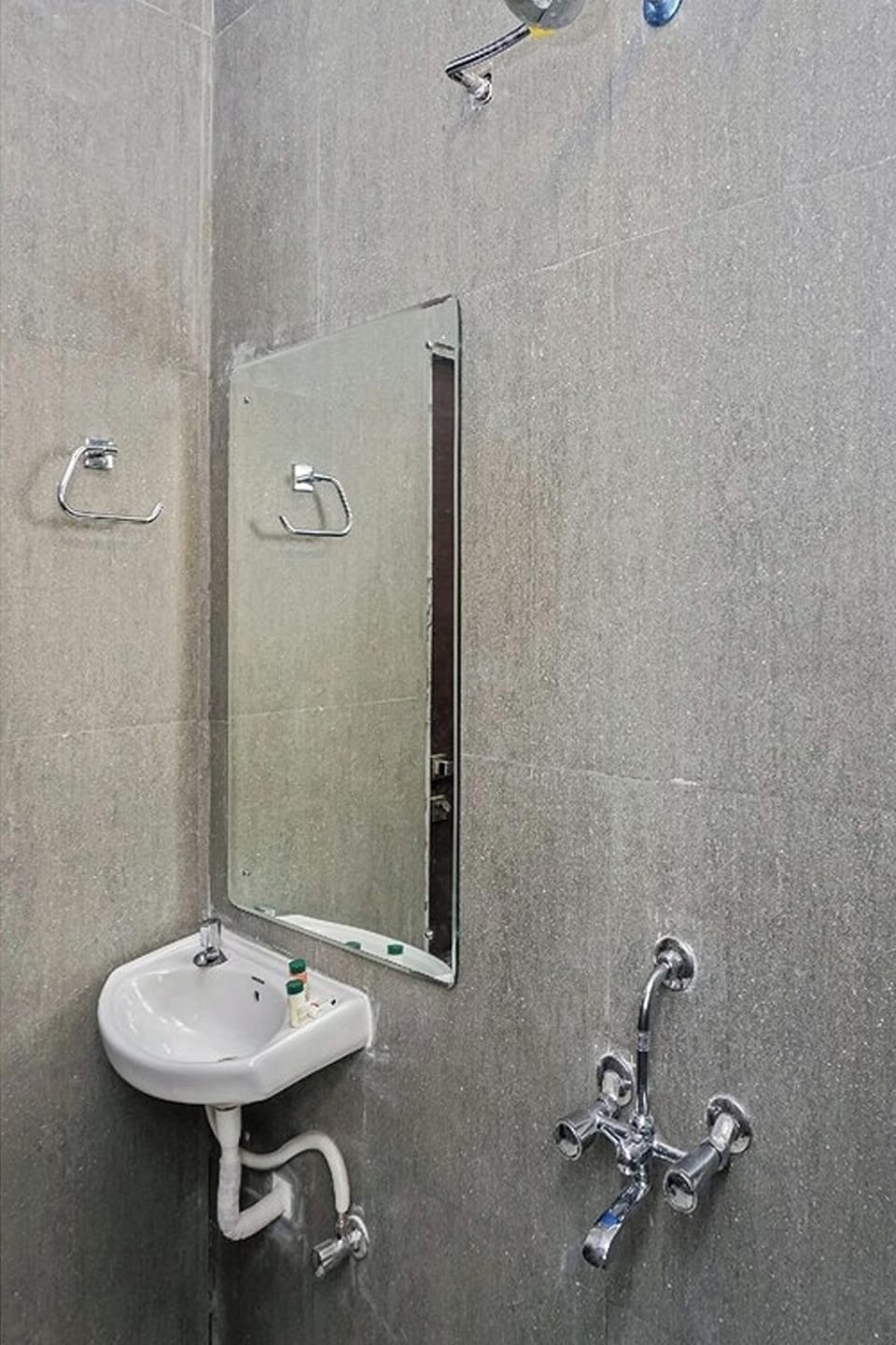 Deluxe Room | Bathroom | Shower, rainfall showerhead, free toiletries, hair dryer