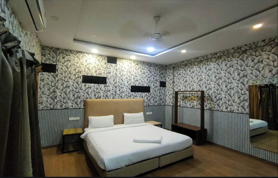 Deluxe Room | Desk, free WiFi, bed sheets