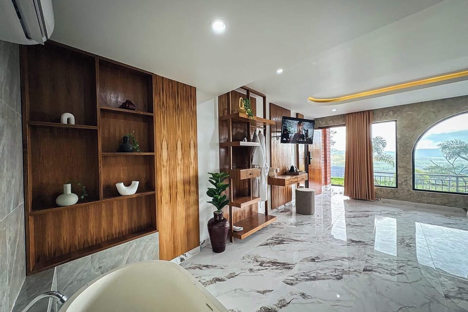 Suite with Mountain View | Desk, free WiFi, bed sheets