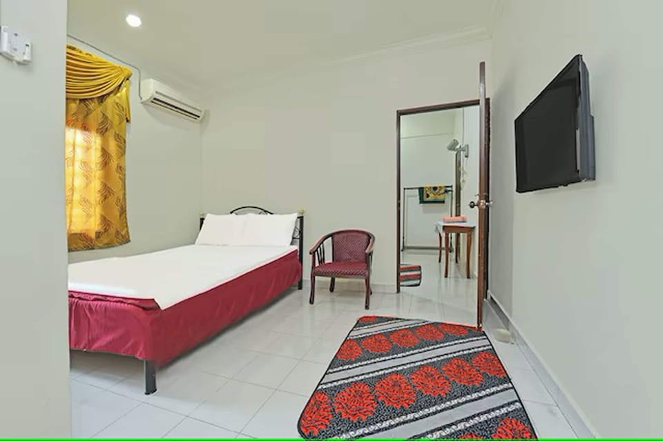 Family Room | Desk, iron/ironing board (on request), WiFi (free), bed sheets