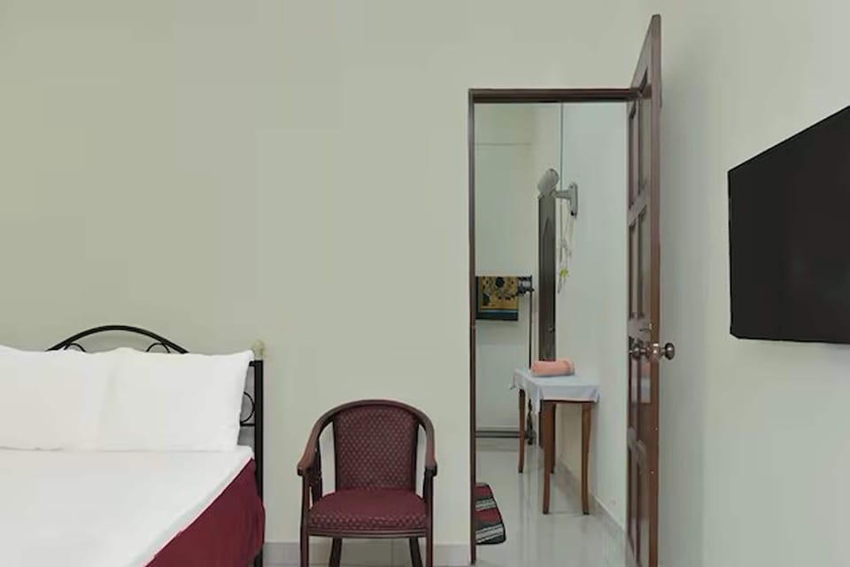Family Room | Desk, iron/ironing board (on request), WiFi (free), bed sheets