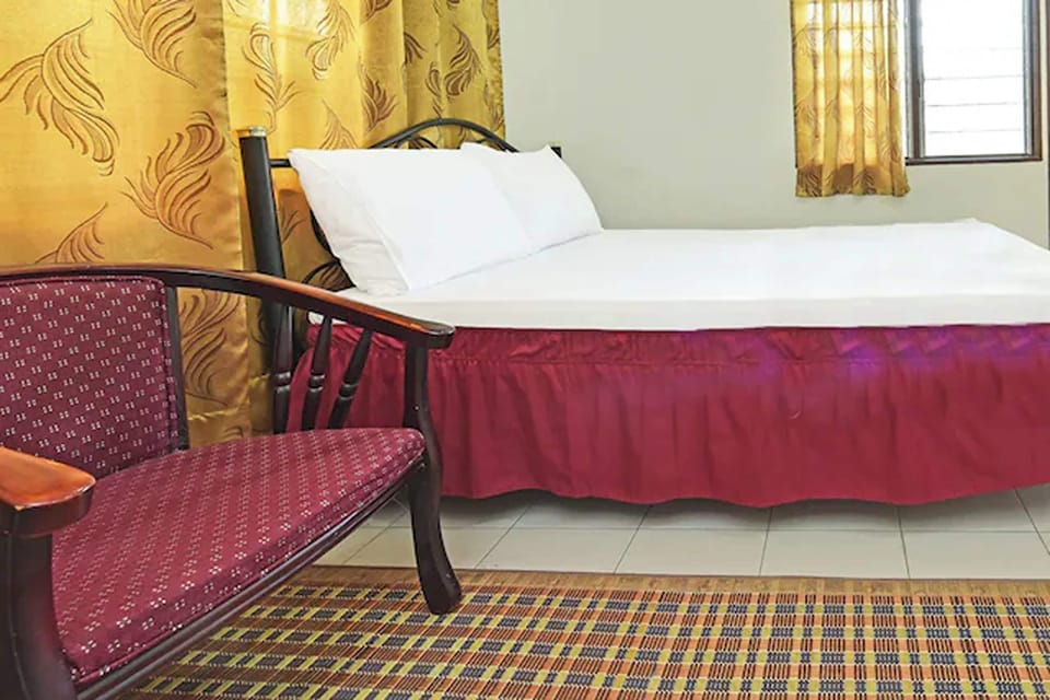 Desk, iron/ironing board (on request), WiFi (free), bed sheets