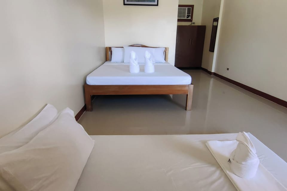 Superior Double Room | Desk, WiFi (free), bed sheets
