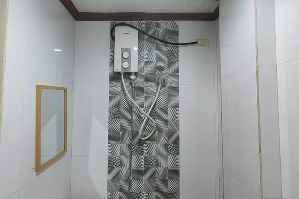 Superior Double Room | Bathroom | Shower, free toiletries, slippers, towels