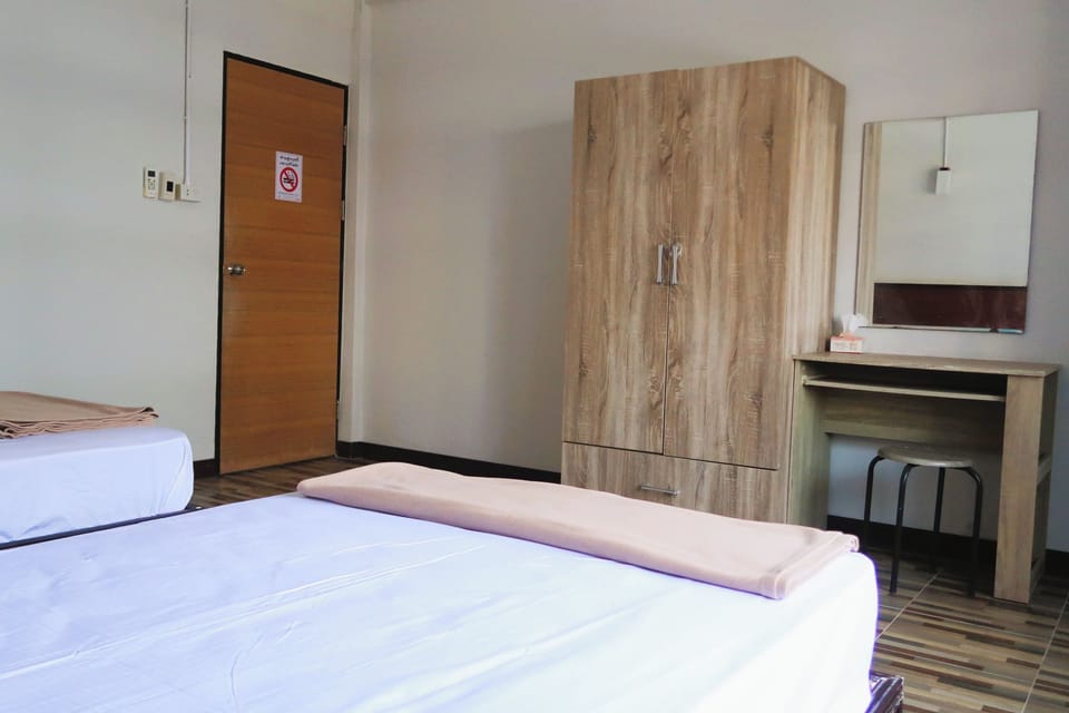 Twin Bed Room with Shared Bathroom | Free WiFi, bed sheets