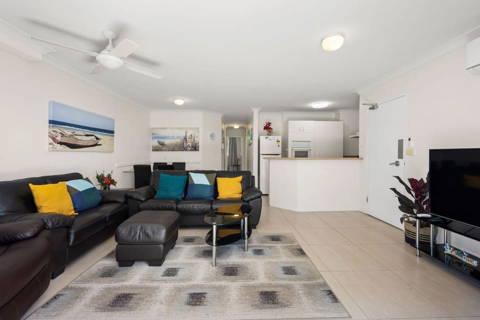Apartment, 2 Bedrooms, Balcony, Garden View | Living room | 45-inch Smart TV with cable channels