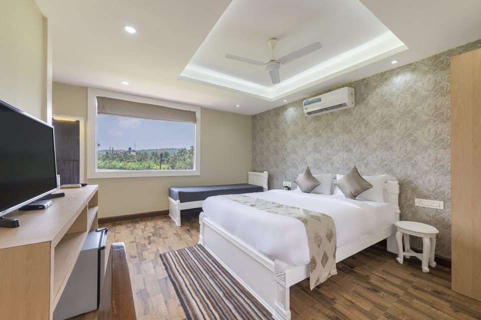 Luxury Room, Balcony | Desk, blackout drapes, iron/ironing board, free WiFi