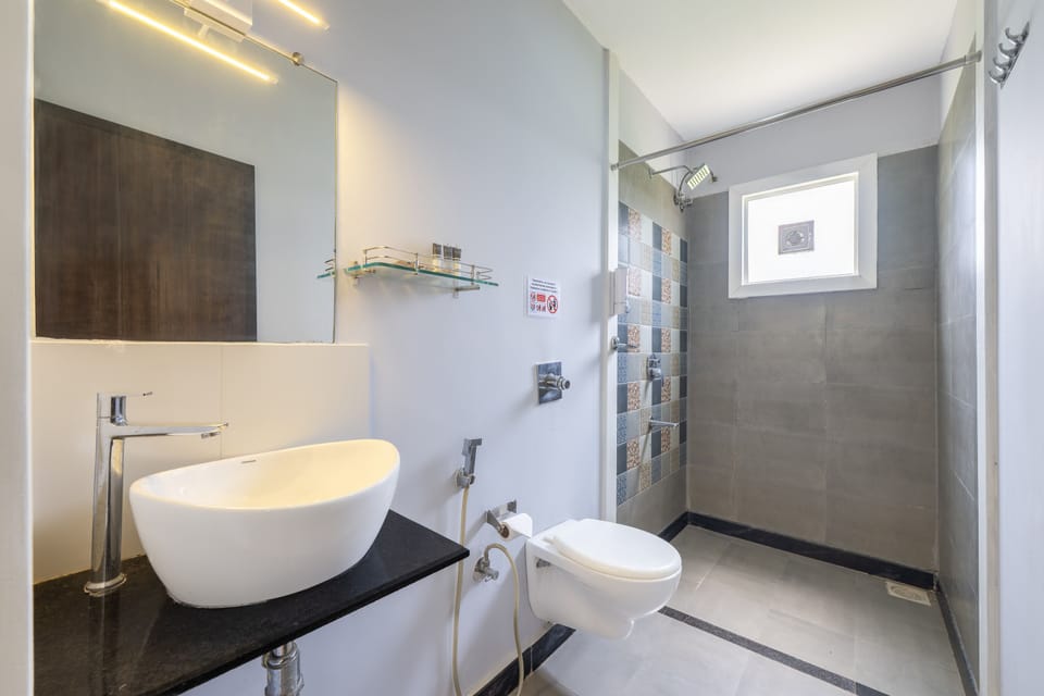 Deluxe Room | Bathroom | Free toiletries, towels, soap, shampoo