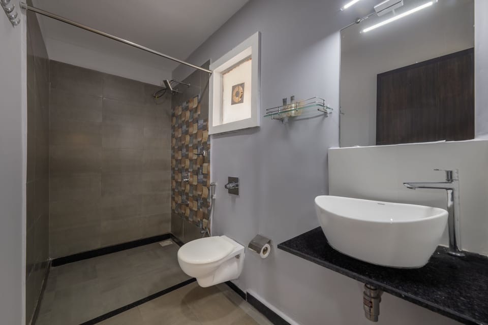 Luxury Room, Balcony | Bathroom | Free toiletries, towels, soap, shampoo