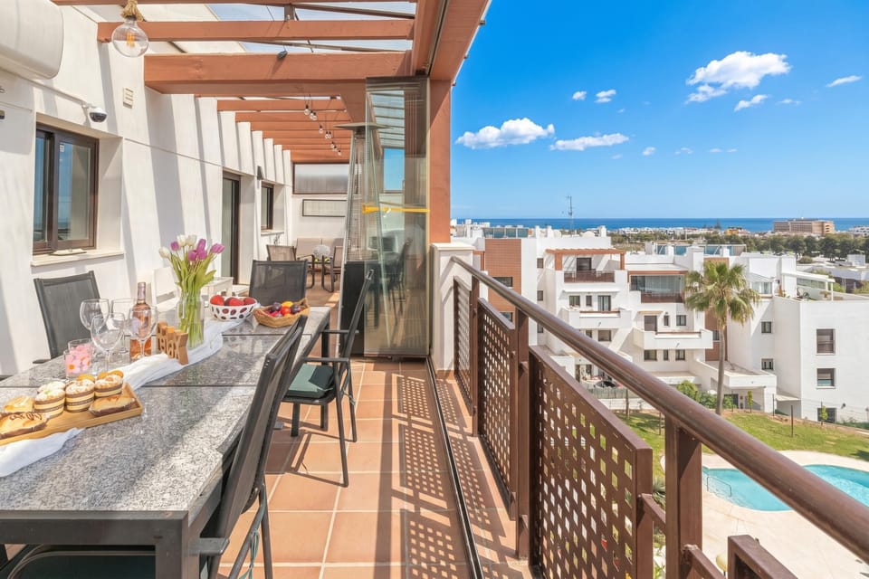 Family Penthouse, 2 Bedrooms, 2 Bathrooms (Luxury la Cala Penthouse walking To) | Outdoor dining