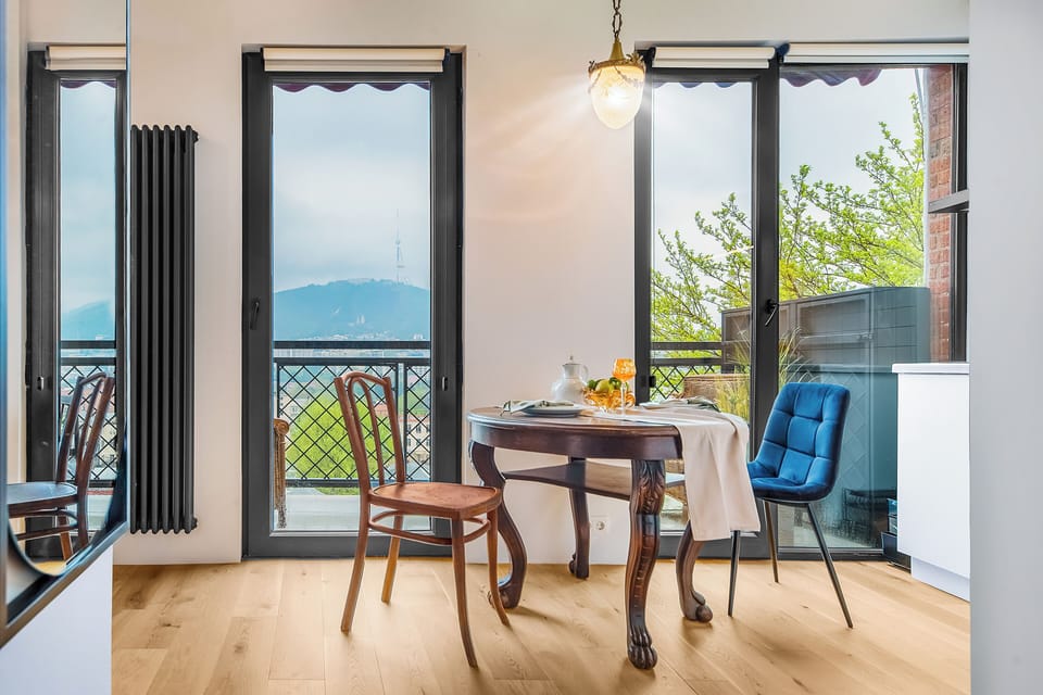 Apartment, City View | Private kitchen | Microwave, stovetop, electric kettle, cookware/dishes/utensils