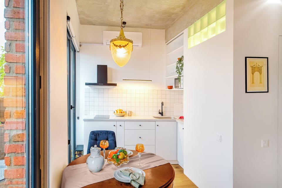 Apartment, City View | Private kitchen | Microwave, stovetop, electric kettle, cookware/dishes/utensils